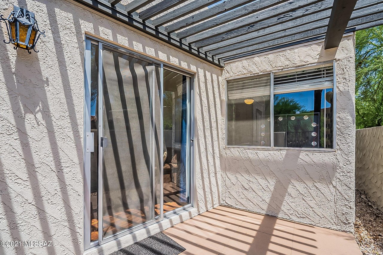 5582 N La Casita Dr