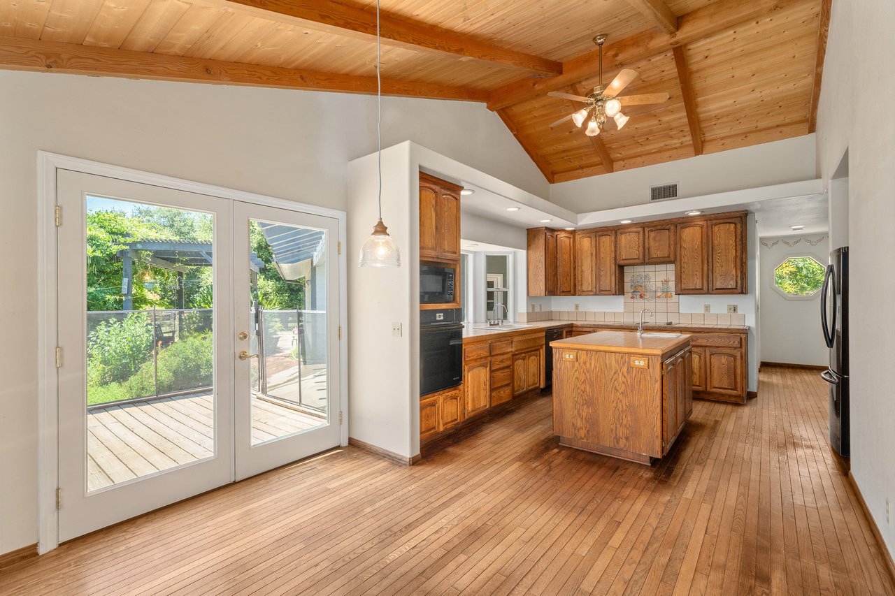 37797 Calle De Lobo