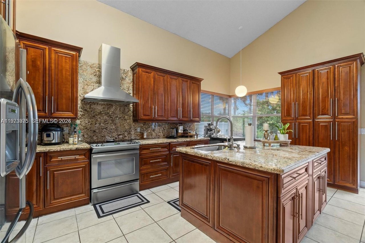 15522-nw-12-court-pembroke-pines-home-for-sale-kitchen