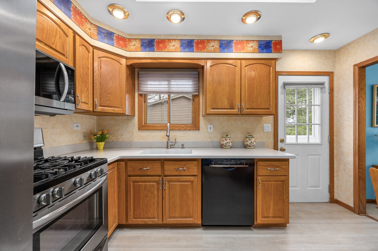 8000 Oakview Lane, Woodridge