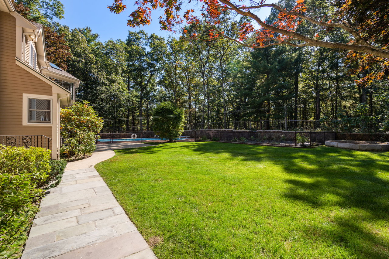 4 Leslie Rd