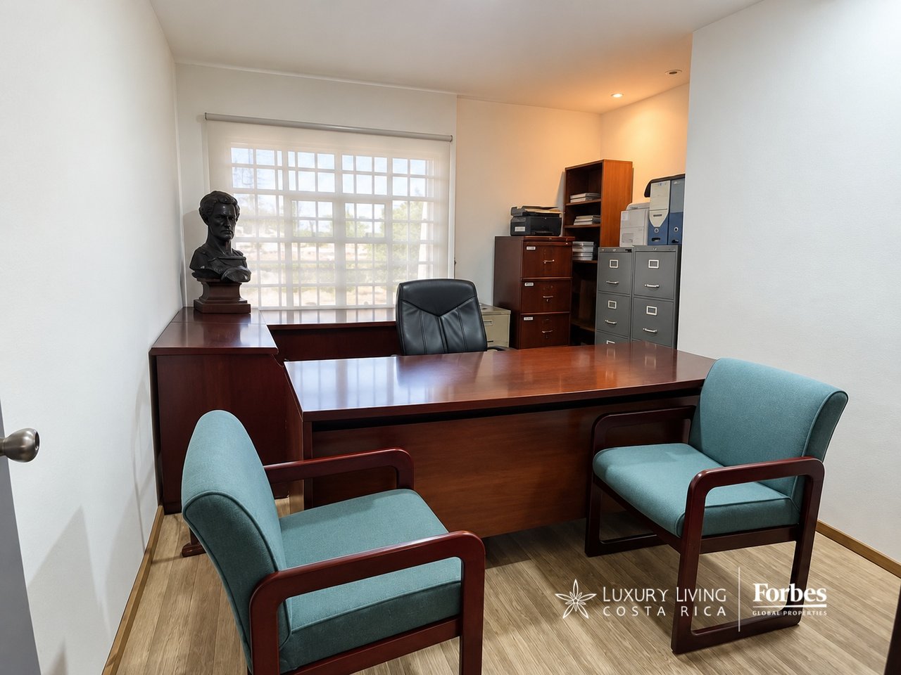 21574 - Sale of a building with an excellent location in Barrio Dent