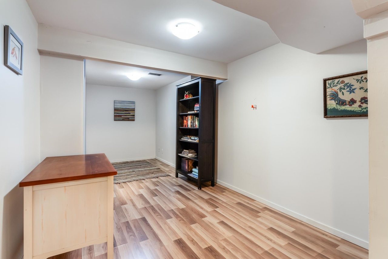 2060 Deep Cove Cres