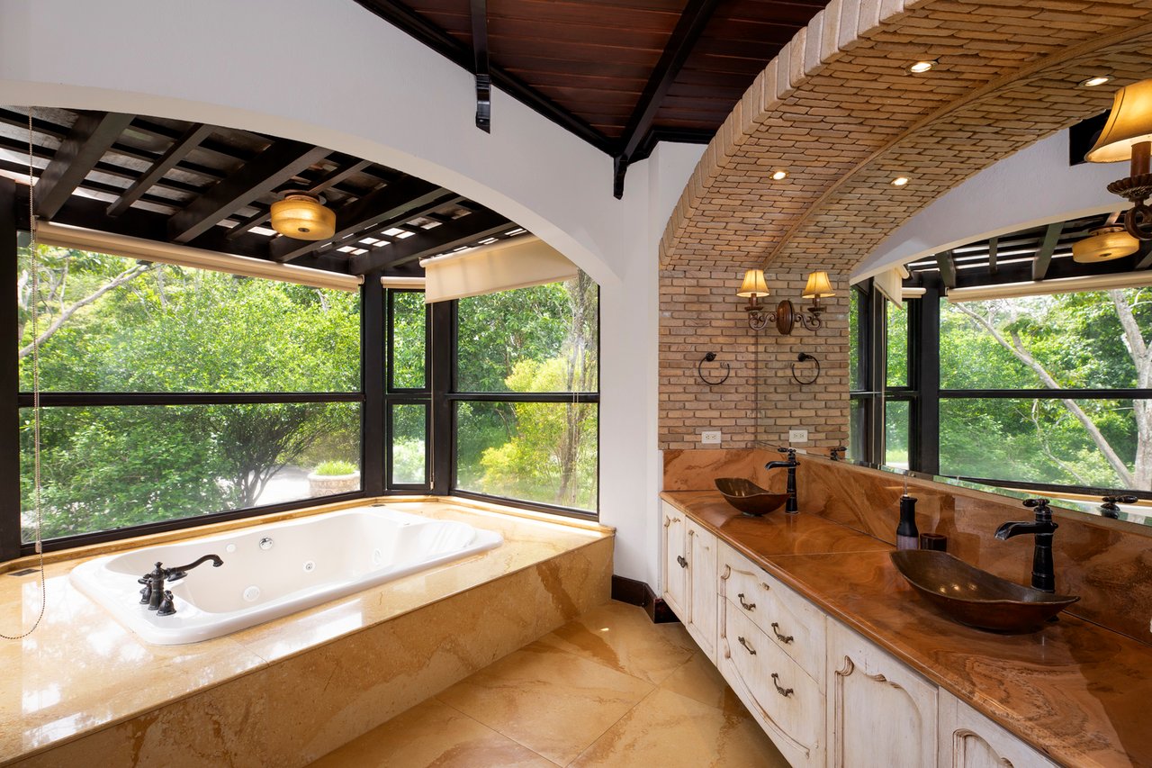 Tuscan Estate with Infinity Pool, Guacima, Alajuela