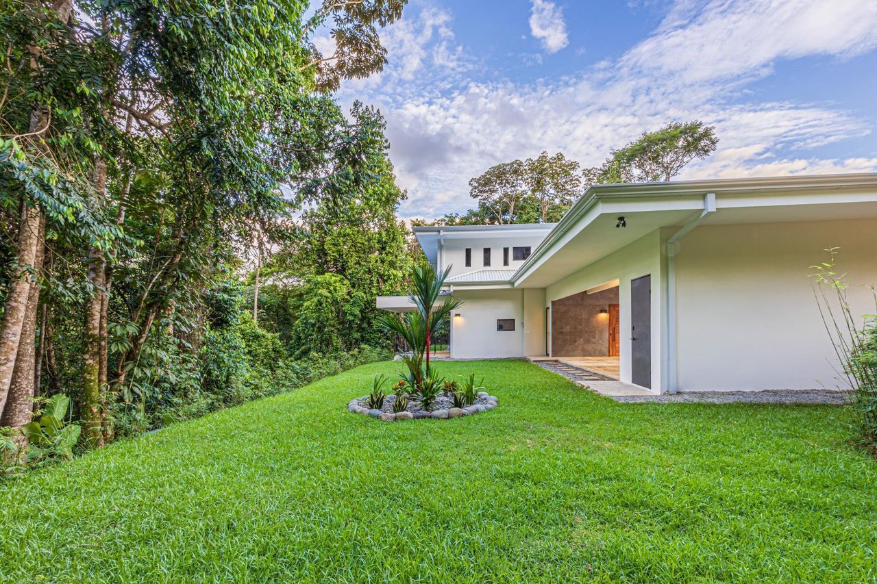 A Gem, Hidden in the Canopy With Ocean and Mountain Views