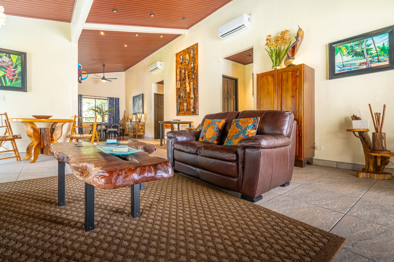 Villa Esmeralda - Big Pool. Big Lot. Big Lifestyle. Central Uvita, Walk to Everything!