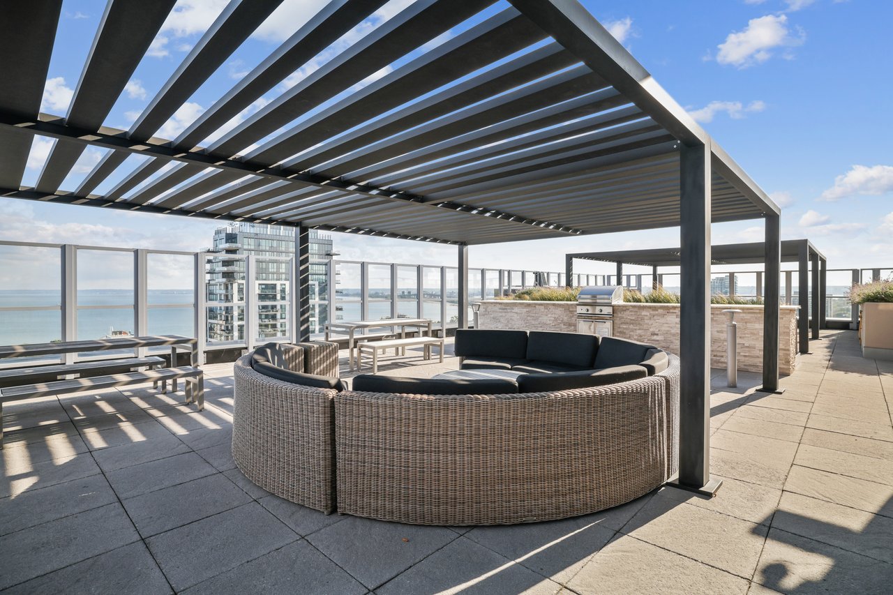 Stunning 2 Bedroom Upgraded Corner Unit