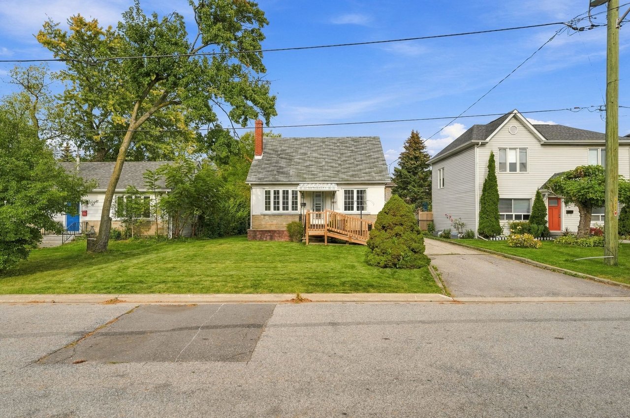 989 Pelham Ave