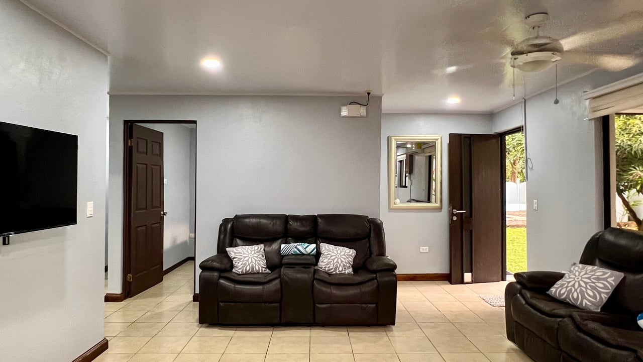3-Bedroom Home with Large Pool and Garden in Bahía
