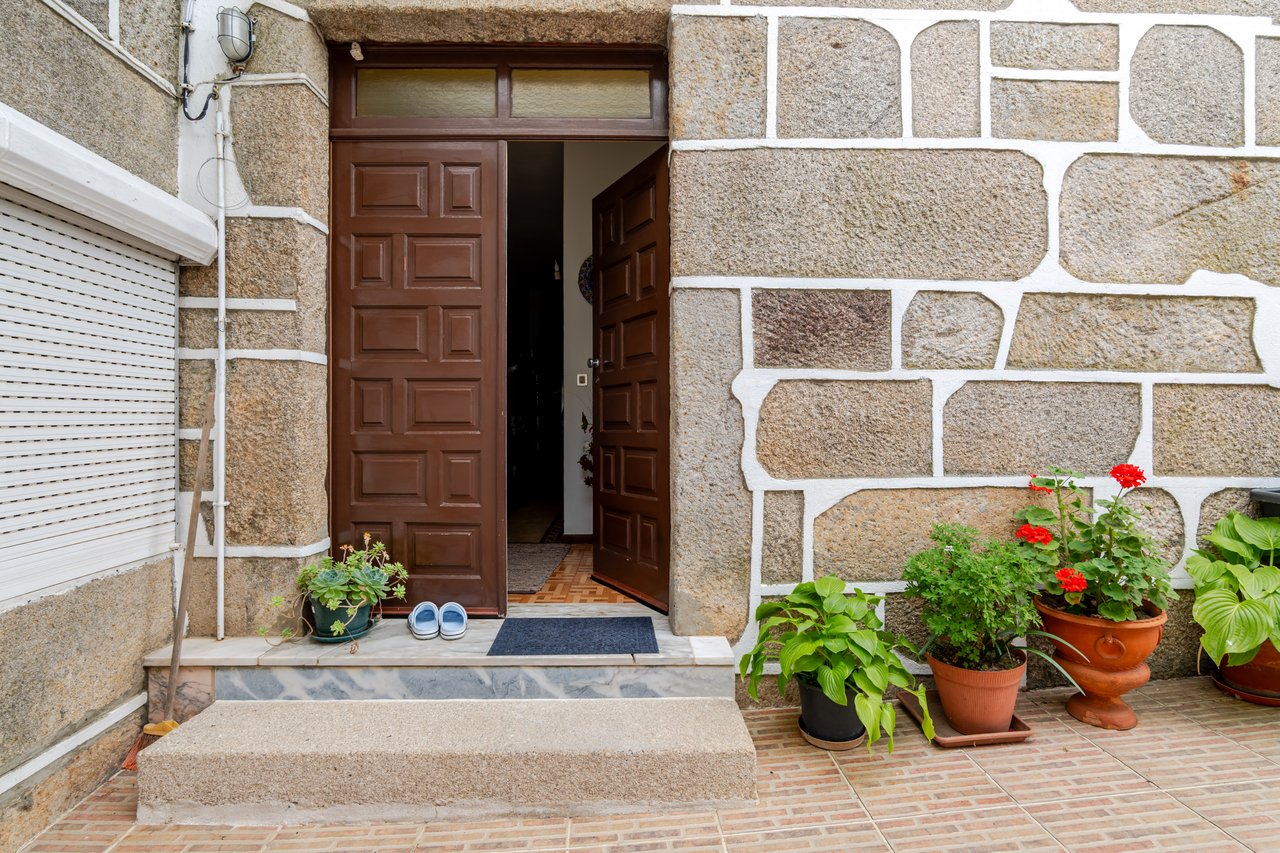 Rustic Four-Bedroom House with Private Land in Folhadela, Vila Real
