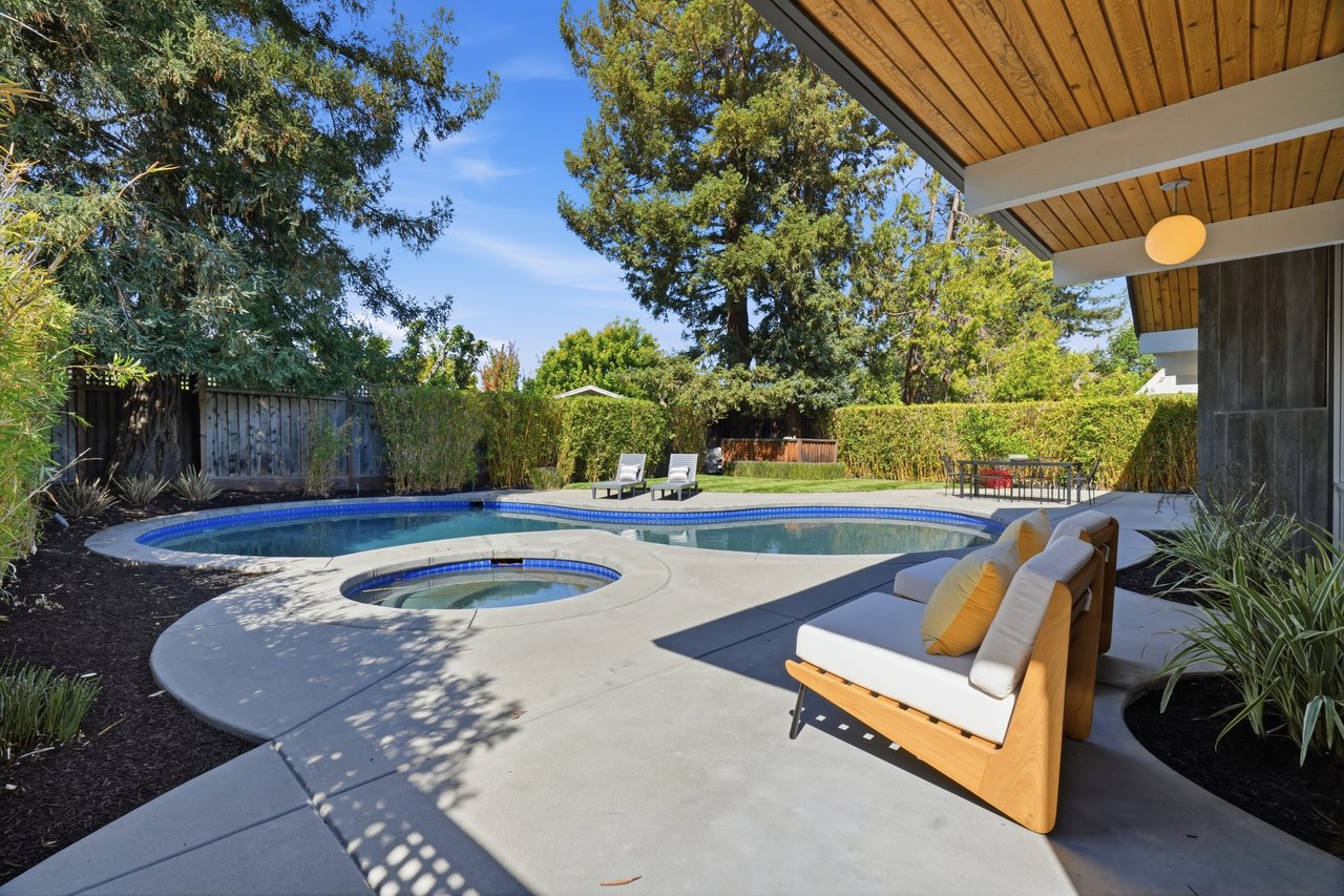 1109 Lorne WAY