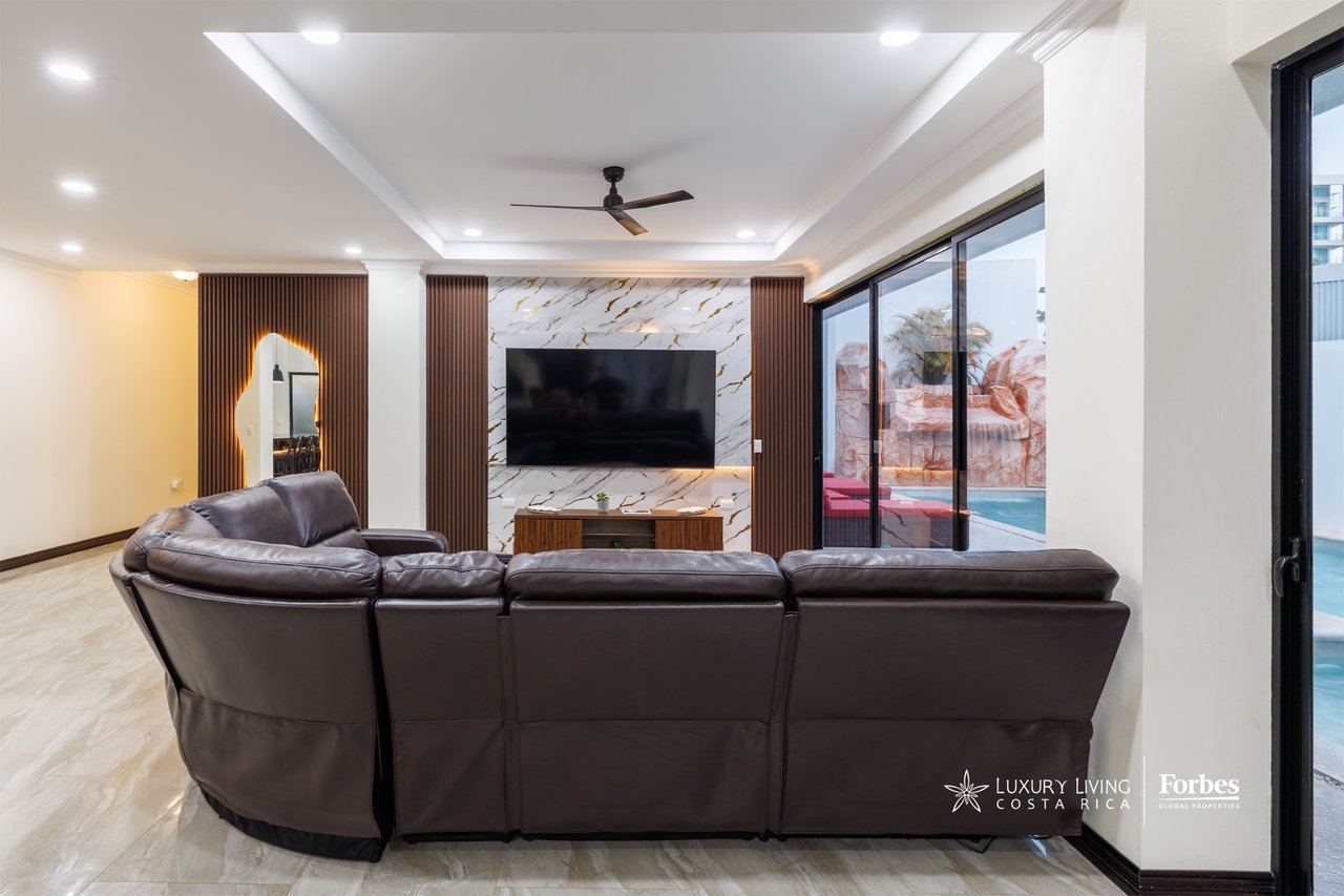 21472 - Fully Furnished Turnkey Luxury Beach Residence, 9 suites, 50 mts from Jaco Beach