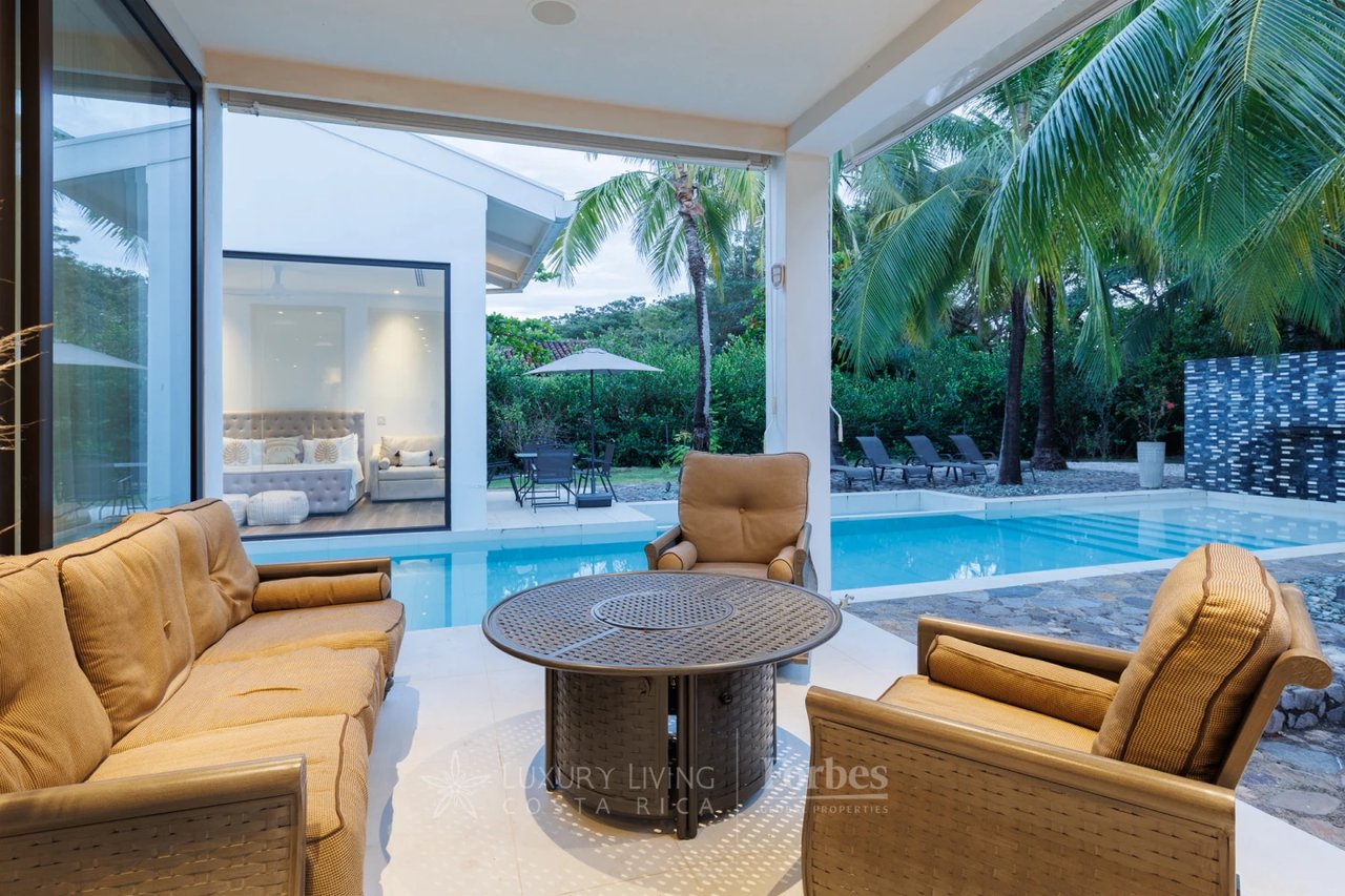 20166 - Paradise Estate: 4-Bedroom Villa with Spa & Pool in Pinilla