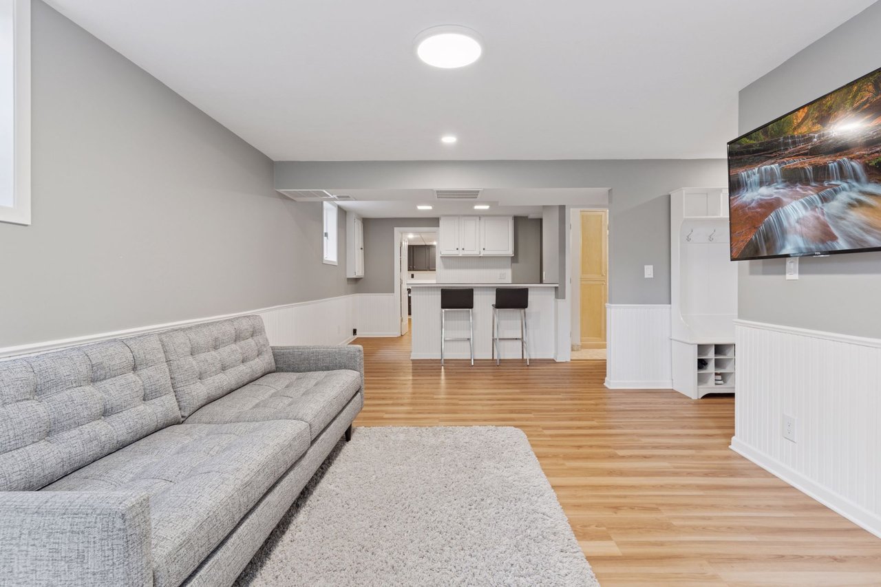 *PENDING* 4516 Vandervork Ave, Edina