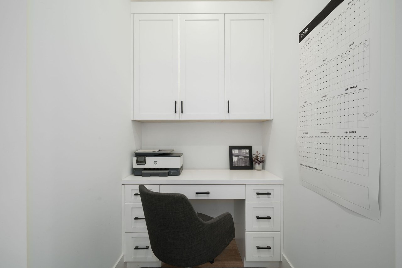 3226 E GLENROSA Avenue