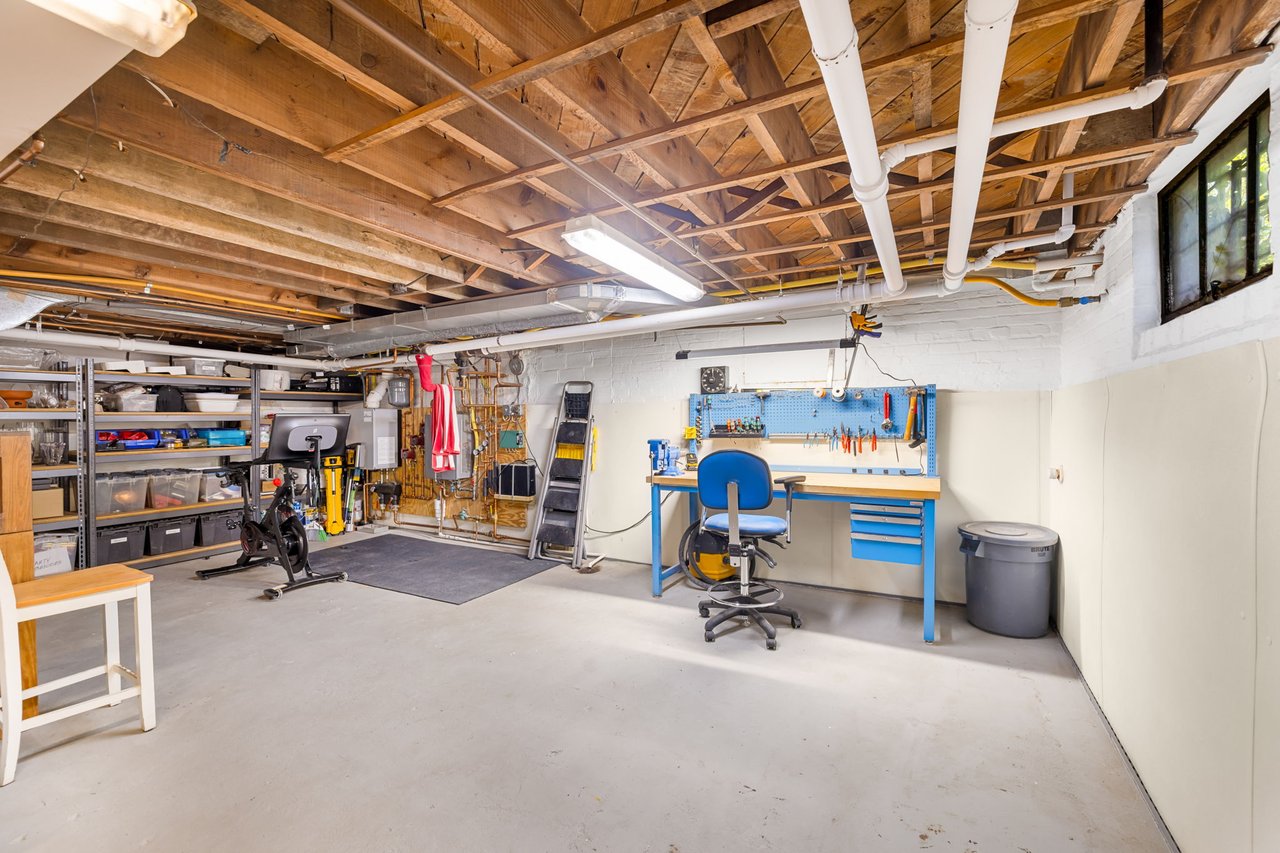 22 W OAK STREET