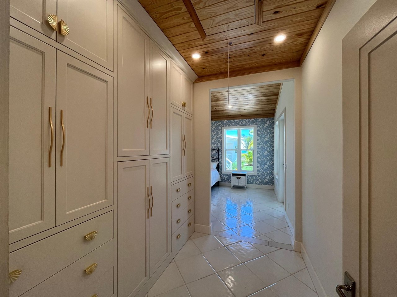 Sunnyside, Treasure Cay 