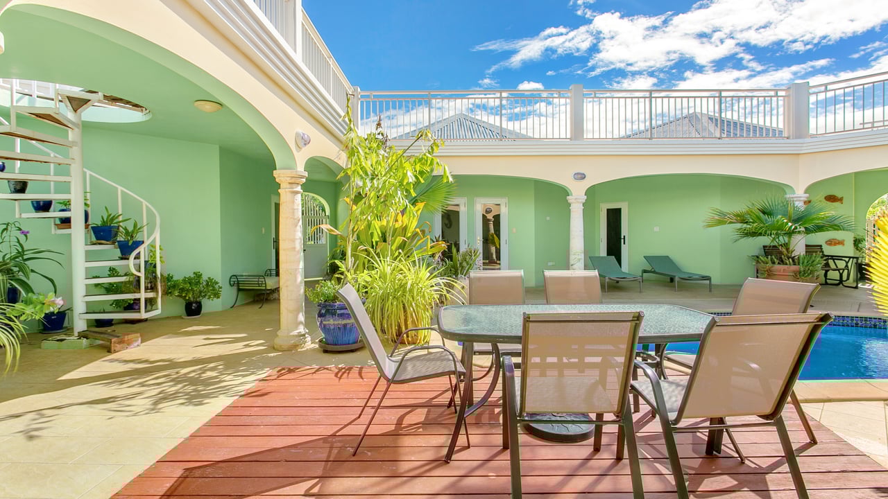 Octagon Villa West End