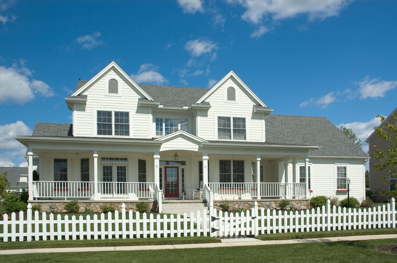 New Listing in Bloomfield, CT! 323 Tunxis Ave