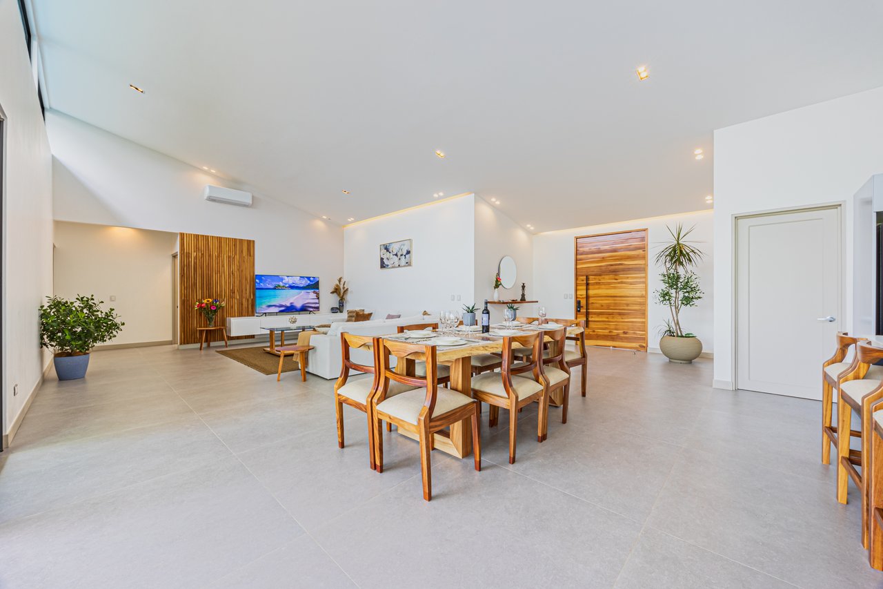 Casa Iguana – 4-Bedroom Tropical Retreat