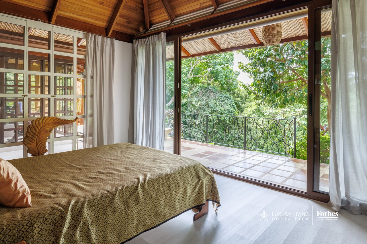 21476 - House: Balinese-Inspired Luxury Home for Sale in Atenas