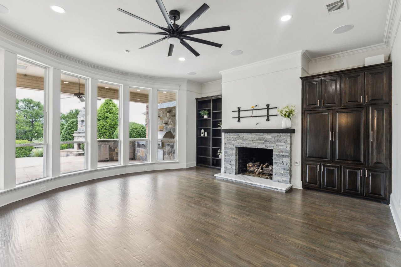 Pretty Home on Firewheel Golf Course in Garland Closes