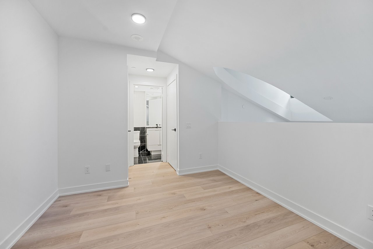 327 King Street W Unit: 306