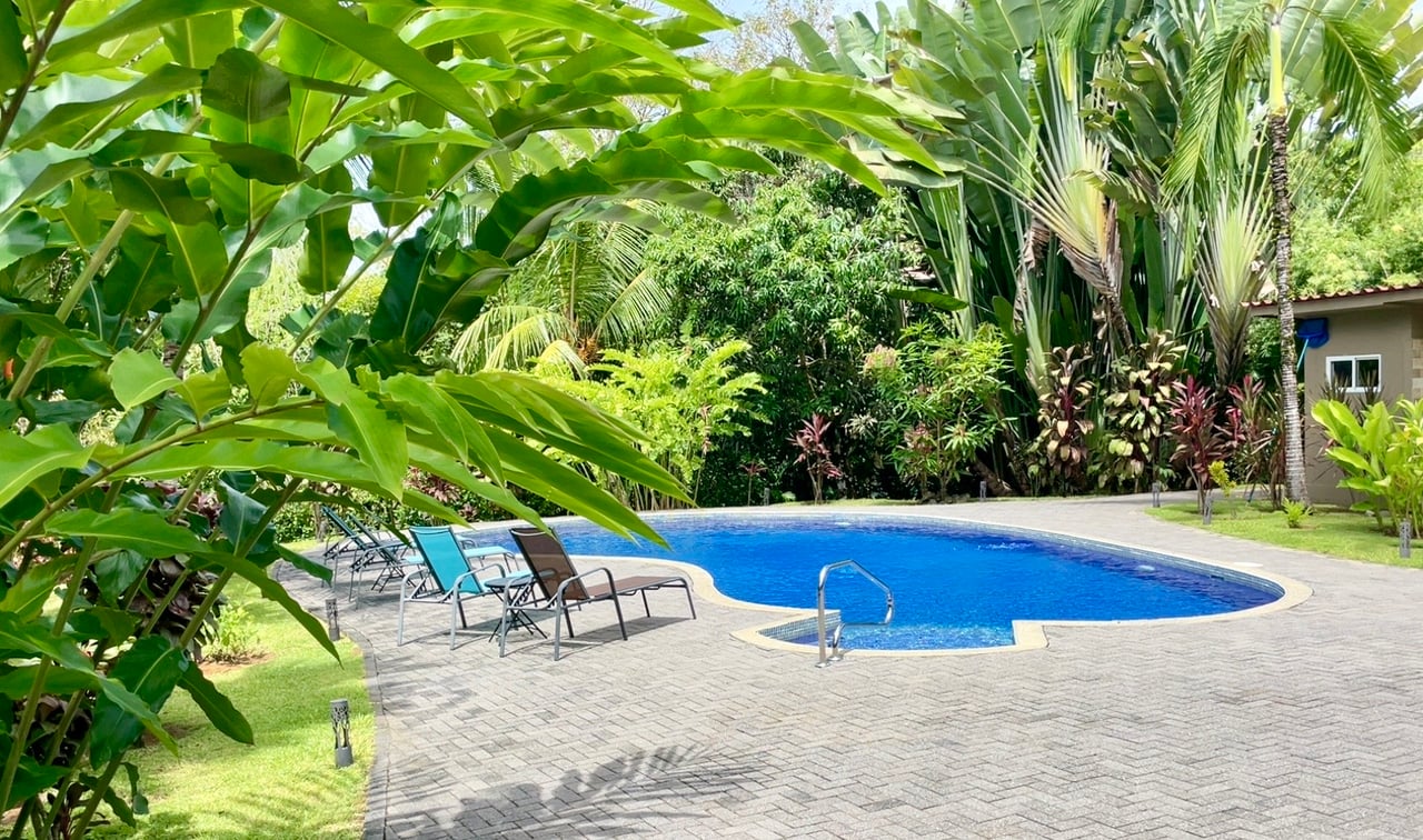 Casa Luna, 3bed /3bath Private Oasis, Convenient Location