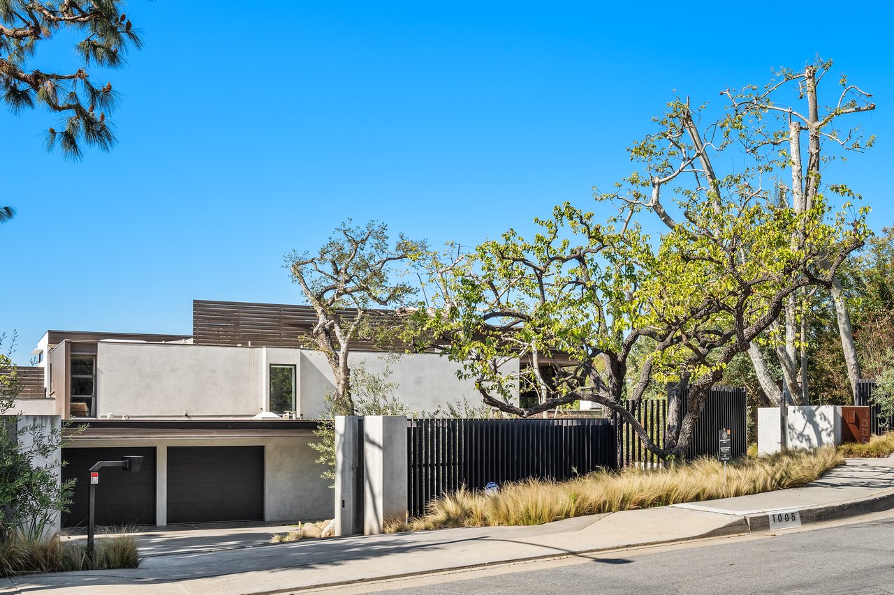  A Beverly Hills Architectural Masterpiece – Where Modern Luxury Meets Timeless Elegance