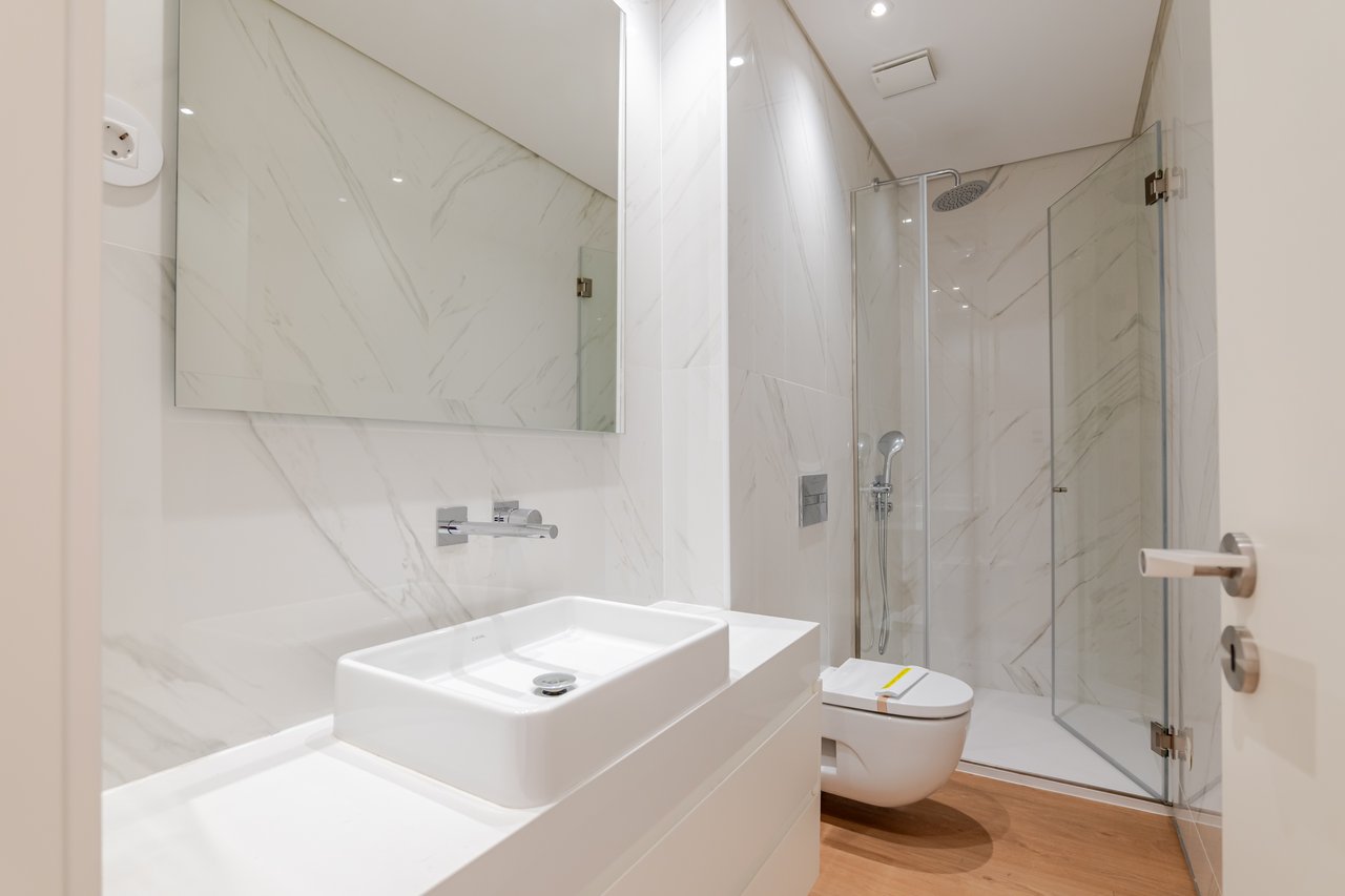 Elegant 1-Bedroom Apartment with Private Patio & Short-term Rental (AL) License in Porto’s Historic Core