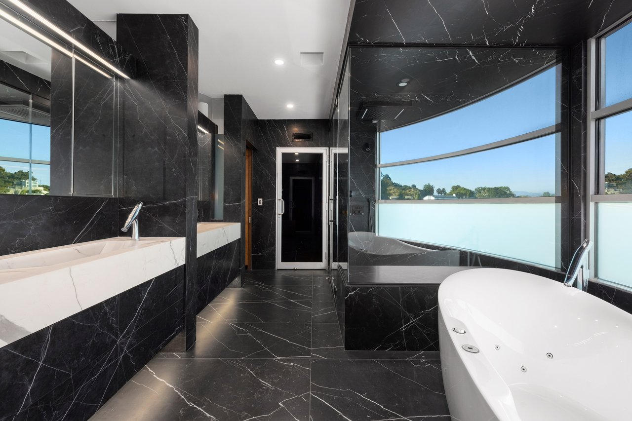 2260 Sunset Plaza Dr