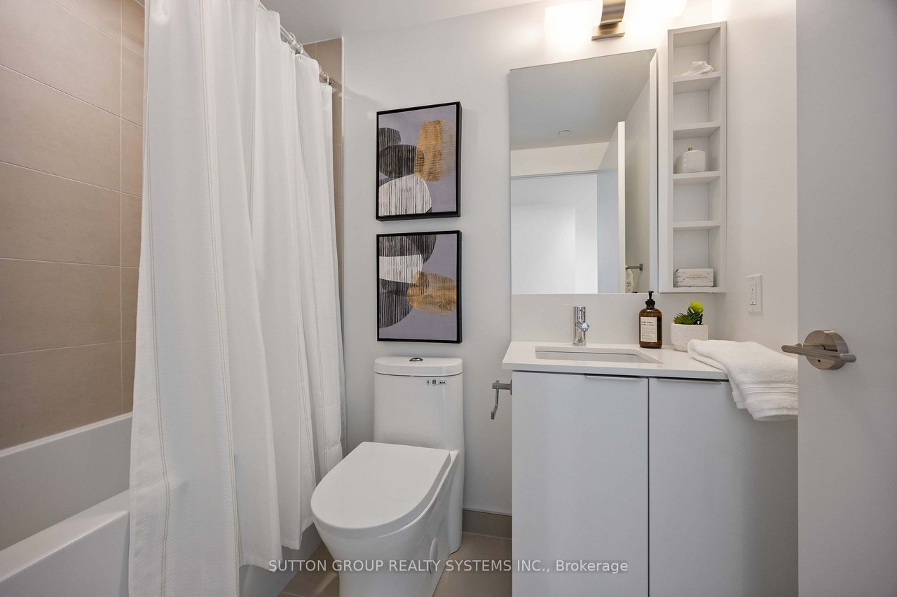 YORKVILLE PENTHOUSE LIVING