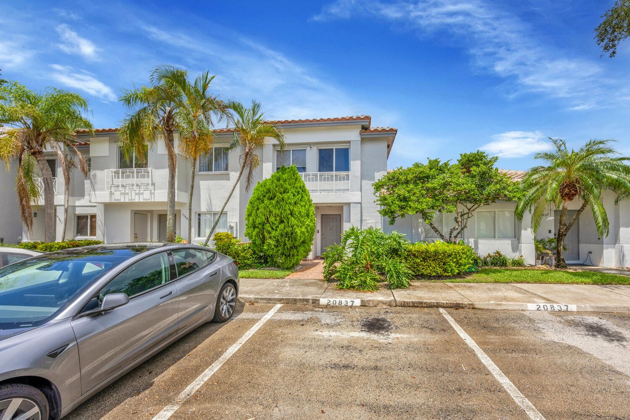Lakefront Townhouse in Pembroke Pines
