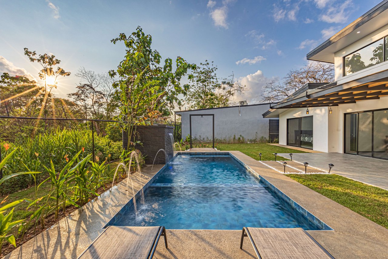 Brand new House in Uvita, 3 Bed, 2Bath. Walk to the Stores