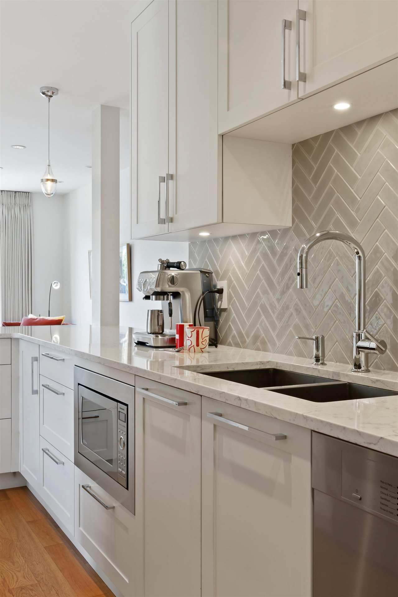 301-2255 York Ave