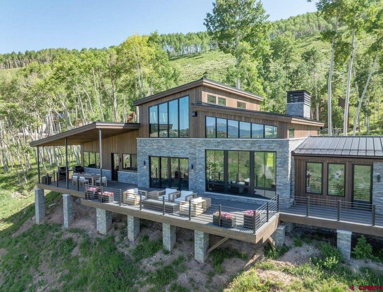 216 E Serapio Dr