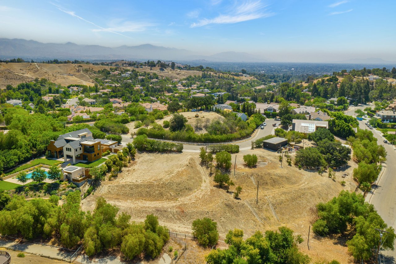 18149 Knoll Hill