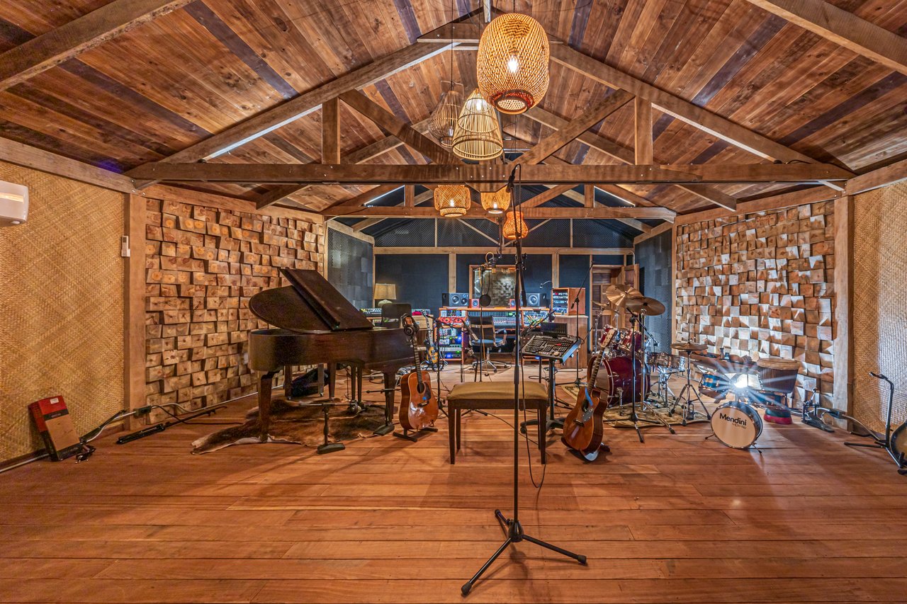 2.56 ACRES – 3 Bedroom Artistic Architectural Masterpiece, Recording Studio, Ocean View, Pool, 1 Bedroom Guest House!!!