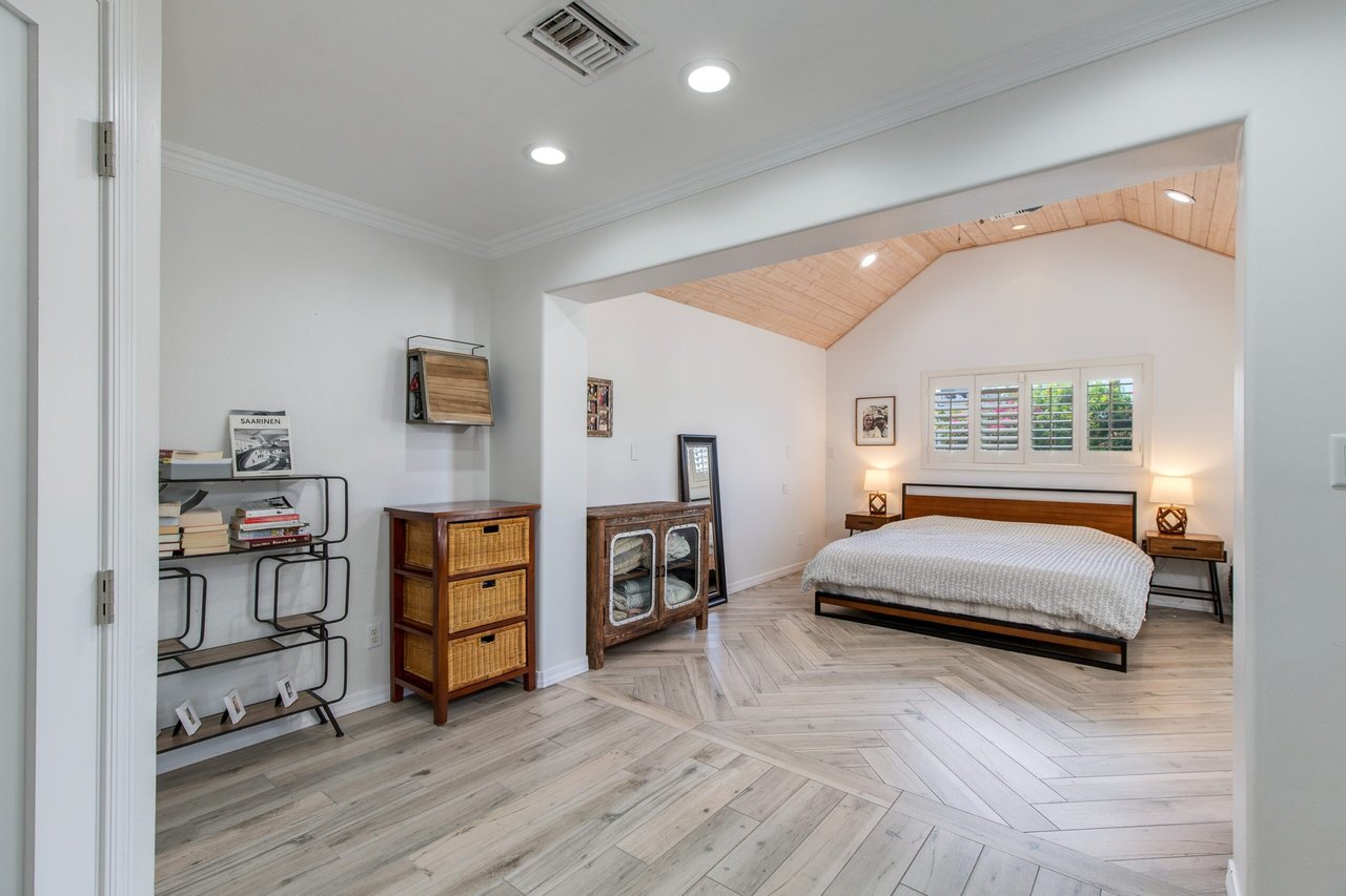 8043 E Clarendon Ave