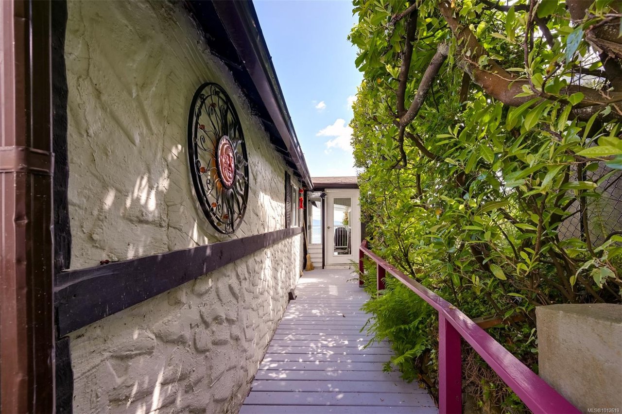 4955 Cordova Bay Rd