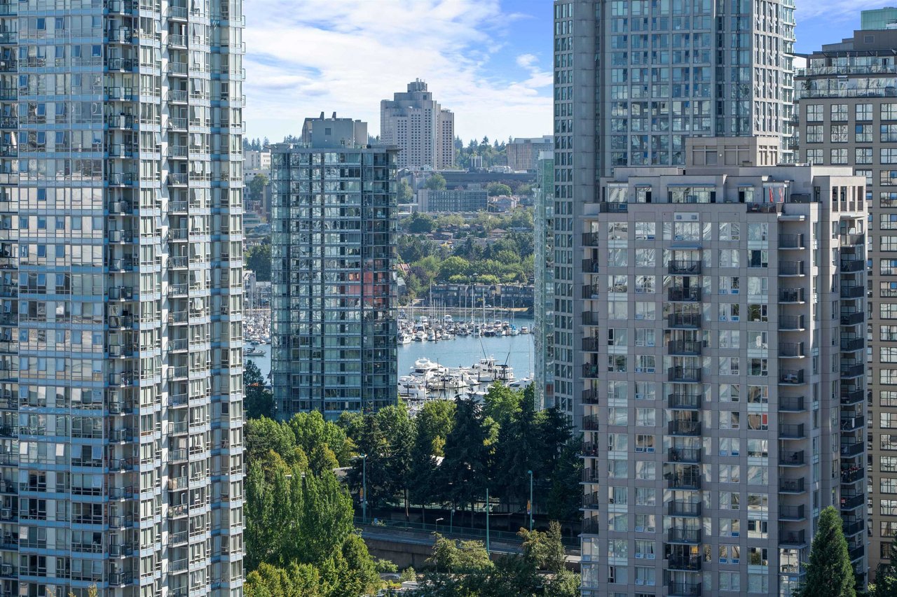 1905-233 Robson St