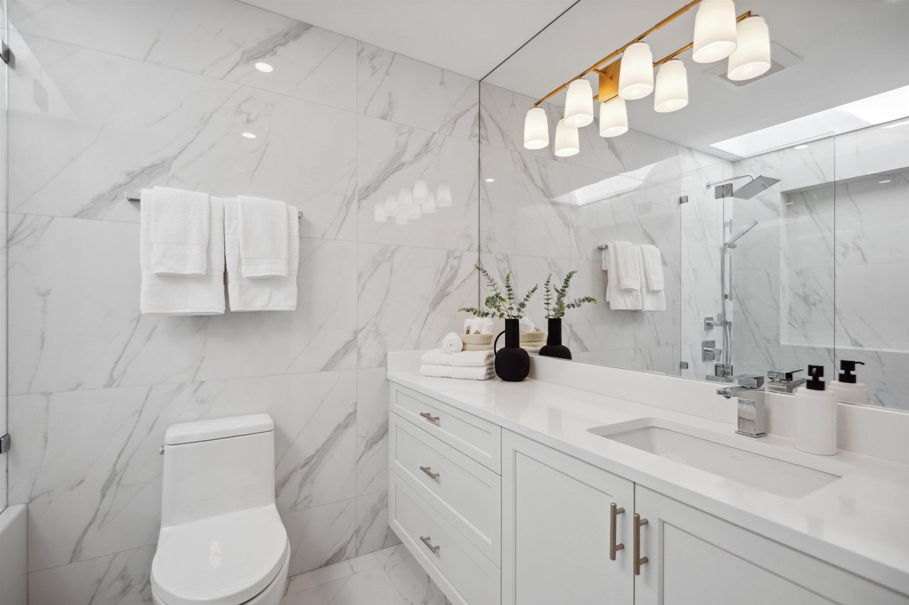 207-2433 Bellevue Ave