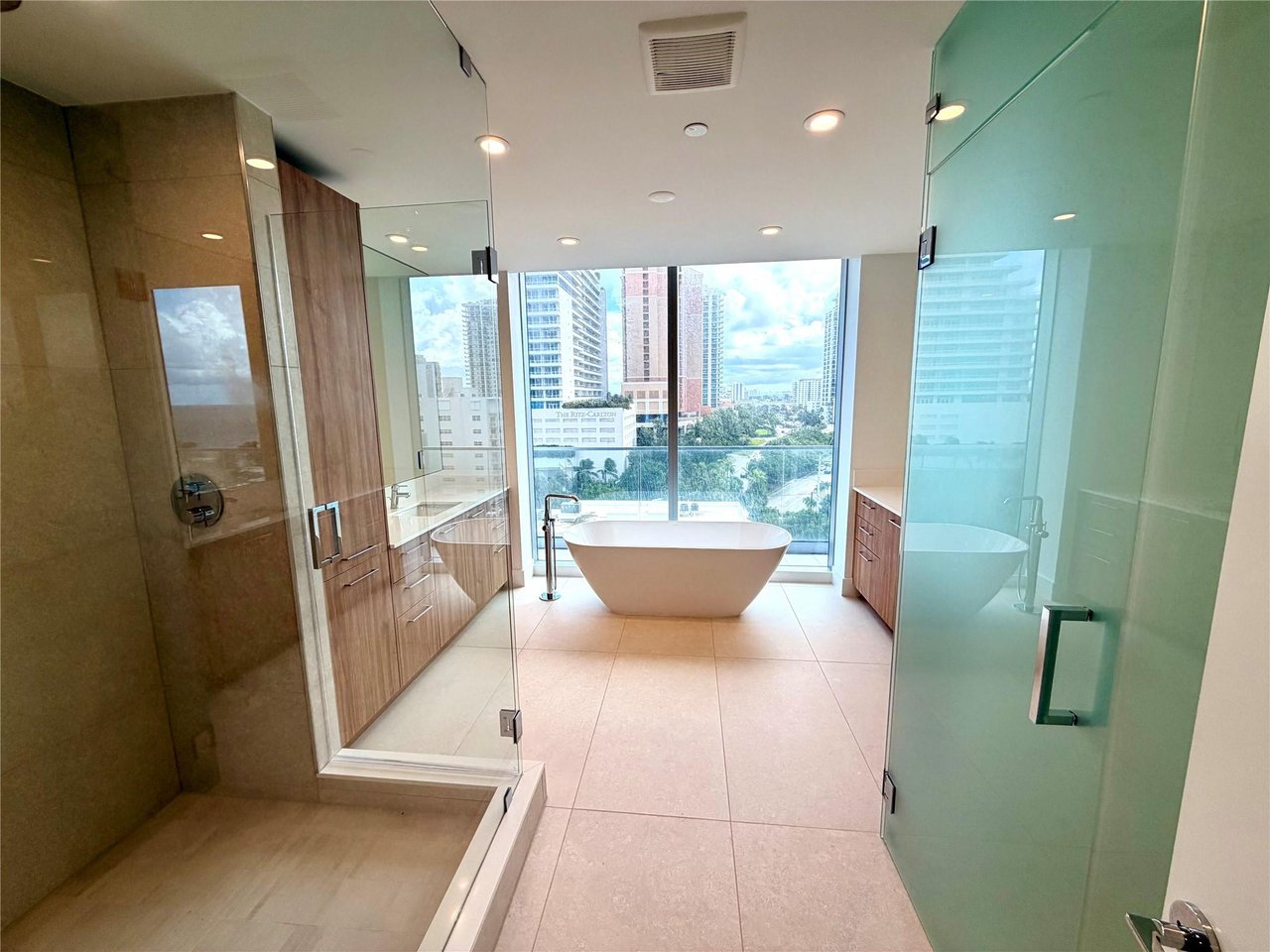 153 N Seabreeze Blvd S-602