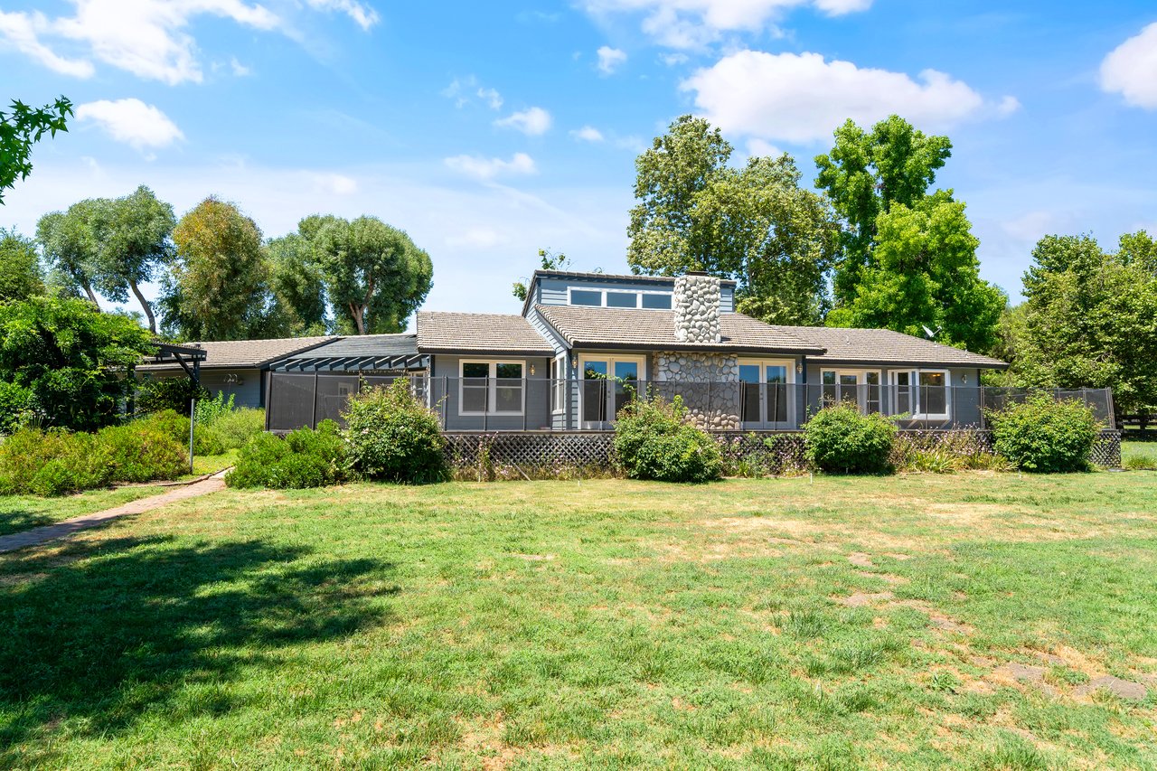 37797 Calle De Lobo