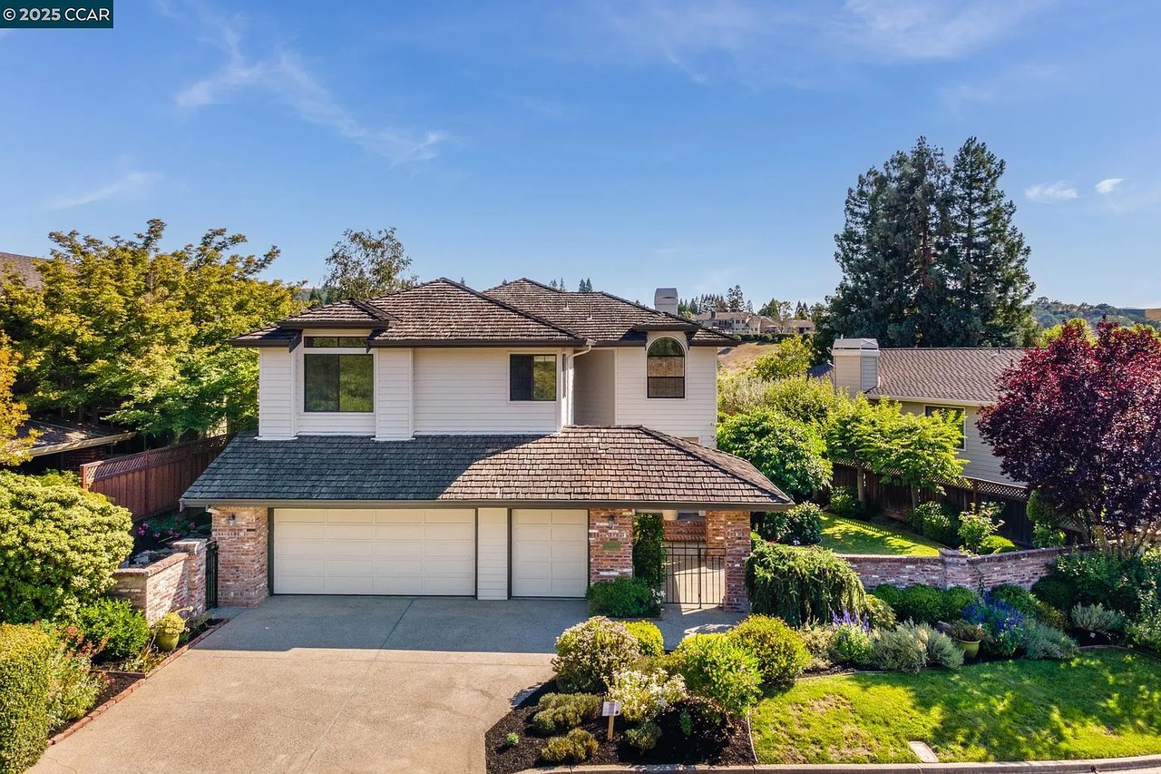 895 Redwood Dr