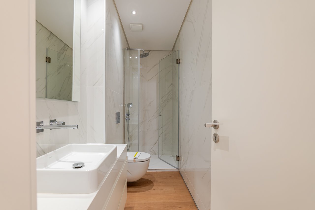 Elegant 1-Bedroom Apartment with Private Patio & Short-term Rental (AL) License in Porto’s Historic Core