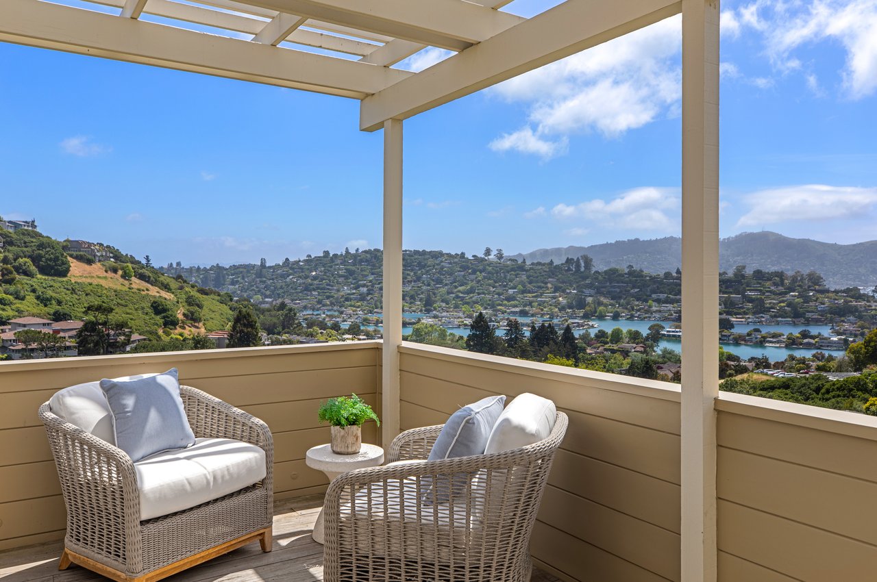 Picturesque and Private View Residence
