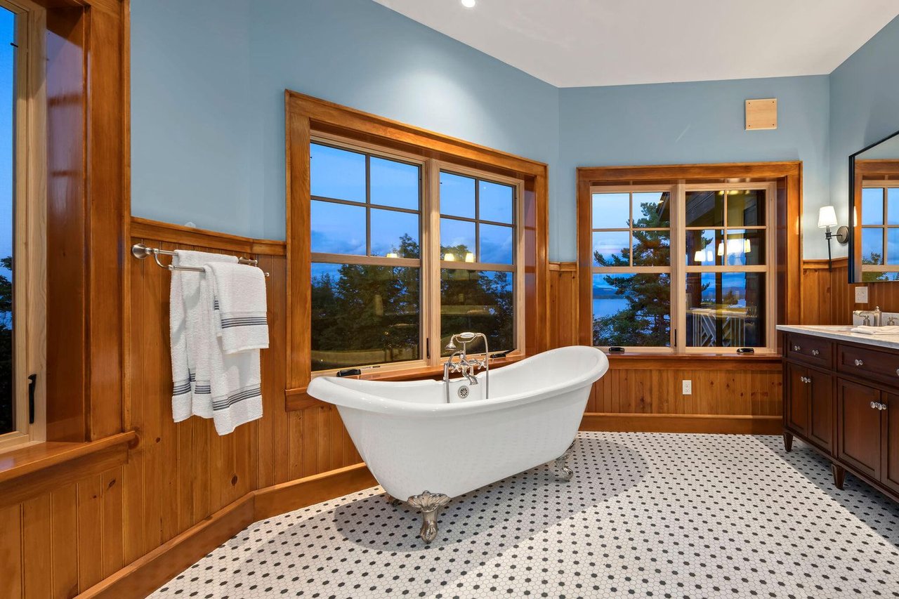 2226 Lake Shore Road