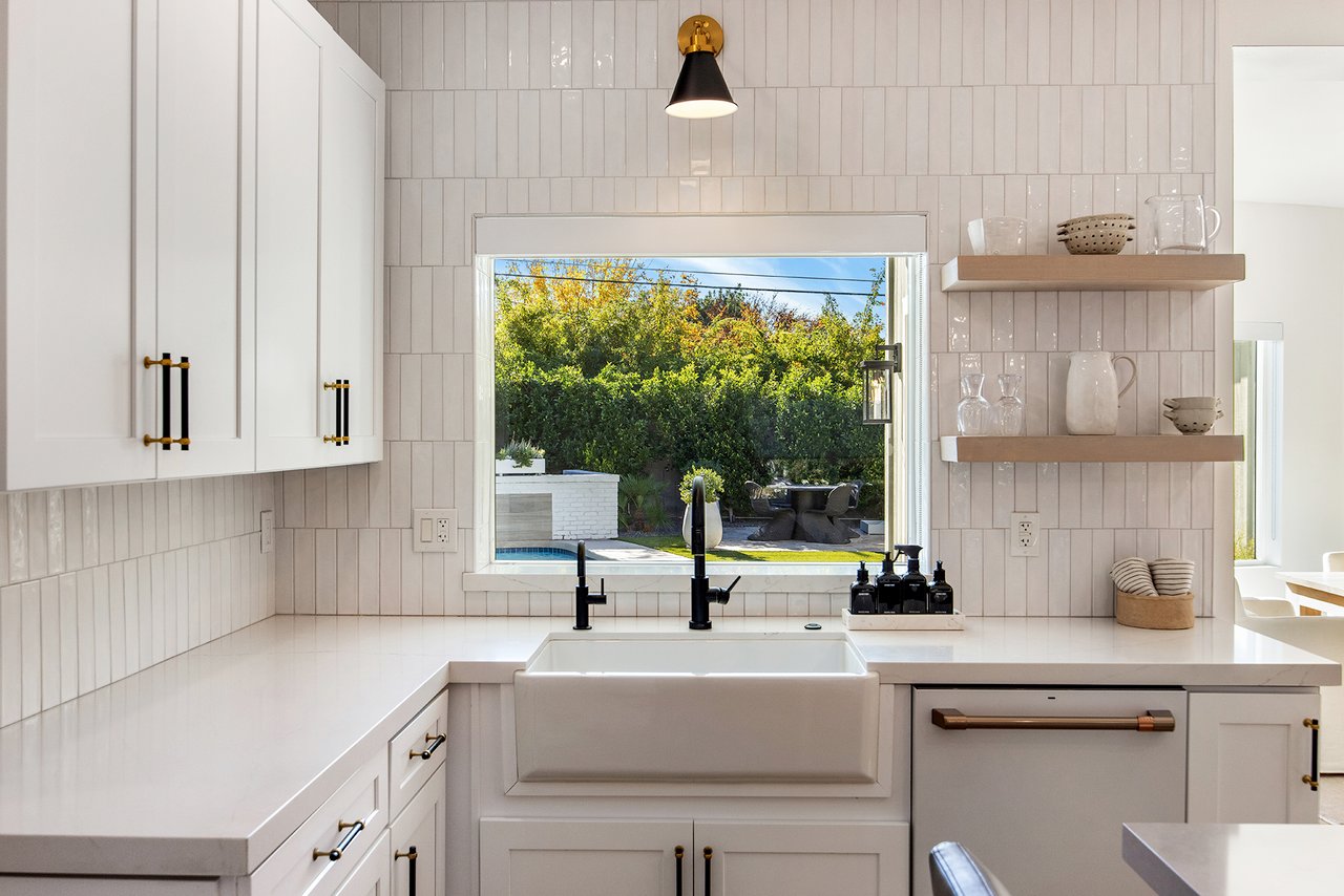 4119 E INDIANOLA Avenue