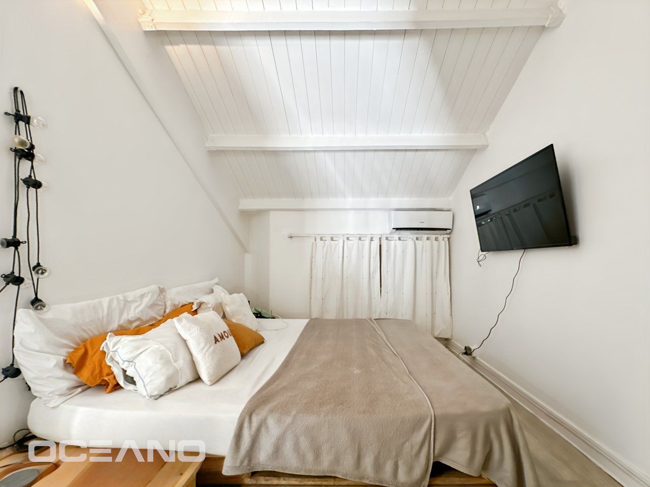 2 bedrooms with a sea view